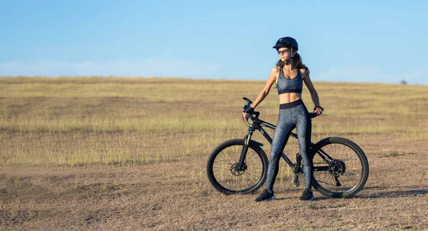 Menina Uma Bicicleta Montanha Offroad Belo Retrato Ciclista Pôr Sol — Fotografia de Stock