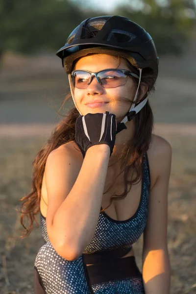 Ragazza Mountain Bike Fuori Strada Bellissimo Ritratto Ciclista Tramonto Fitness — Foto Stock