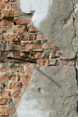 Arkaplan olarak kullanılabilecek çatlak ve çiziklerle dolu eski tuğla duvar.