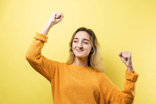 Ritratto Una Bella Ragazza Maglione Arancione Guarda Parte Con Espressione — Foto Stock