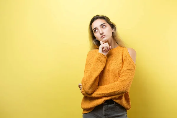 Porträt Eines Schönen Mädchens Orangefarbenen Pullover Blickt Mit Nachdenklicher Miene — Stockfoto