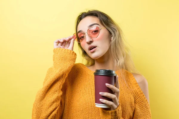 Mulher Glamour Óculos Uma Camisola Laranja Com Uma Bebida Café — Fotografia de Stock