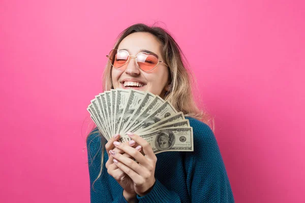 Primer Plano Joven Hermosa Mujer Suéter Azul Gafas Con Dólares — Foto de Stock