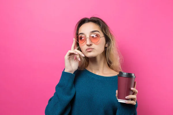 Jovem Com Xícara Café Fundo Rosa — Fotografia de Stock