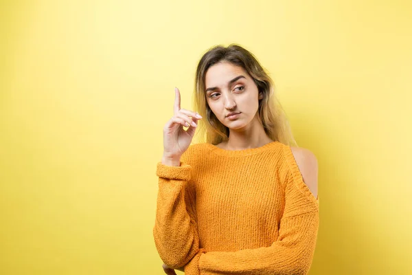 Retrato Una Hermosa Chica Suéter Naranja Mira Lado Con Expresión — Foto de Stock