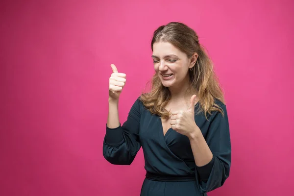 Bella Giovane Donna Con Pollici Gesto Sfondo Rosa — Foto Stock