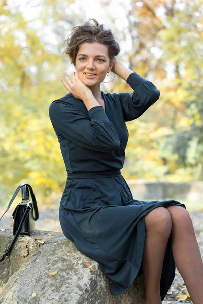 Szabadtéri Divat Fotó Fiatal Gyönyörű Hölgy Körül Őszi Levelek Parkban — Stock Fotó