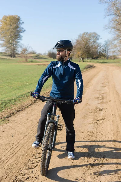 Ciclista Pantaloni Giacca Pile Una Moderna Bici Hardtail Carbonio Con — Foto Stock