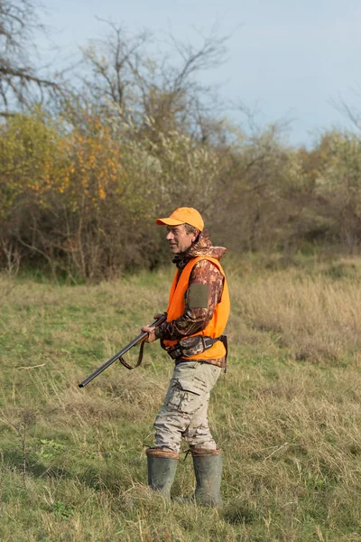 Hunter Gun His Hands Hunting Dog Reflective Orange Vest Hunts — Stock Photo, Image