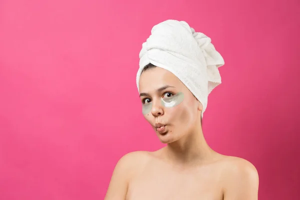 Menina Bonita Nova Uma Toalha Branca Sua Cabeça Usa Manchas — Fotografia de Stock