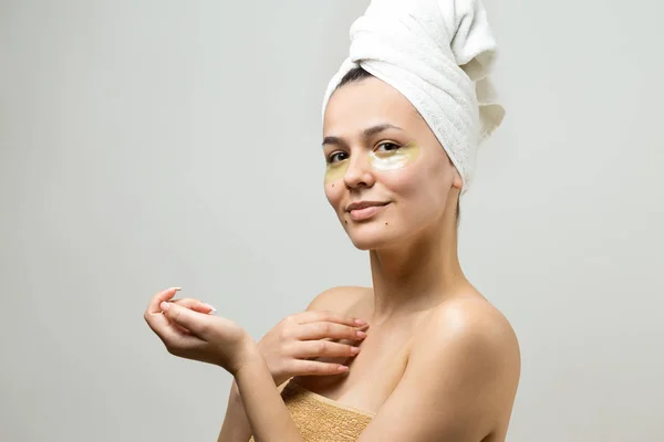 Menina Bonita Nova Uma Toalha Branca Sua Cabeça Usa Manchas — Fotografia de Stock