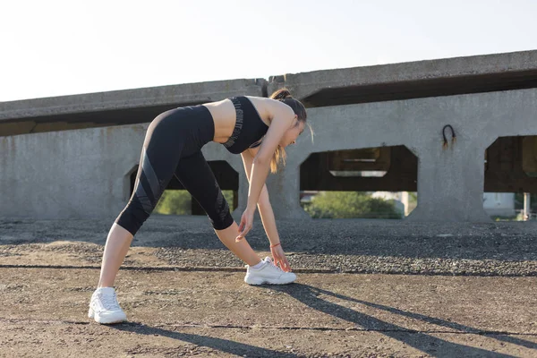 Thin Athletic Girl Takes Break Classes Background Building Early Morning — Stock Photo, Image