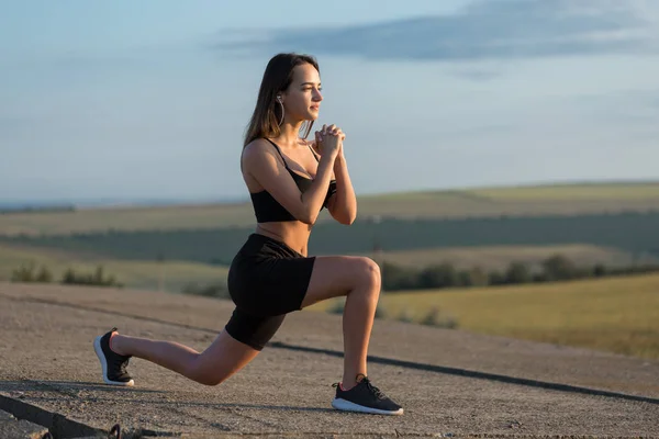 Thin Athletic Girl Takes Break Classes Background Building Early Morning — Stock Photo, Image