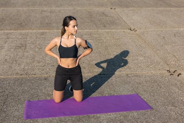 Una Ragazza Atletica Sottile Prende Una Pausa Tra Lezioni Sullo — Foto Stock