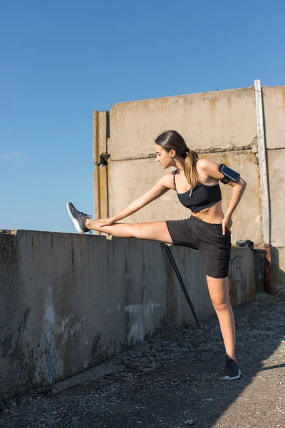 Thin Athletic Girl Takes Break Classes Background Building Early Morning — Stock Photo, Image