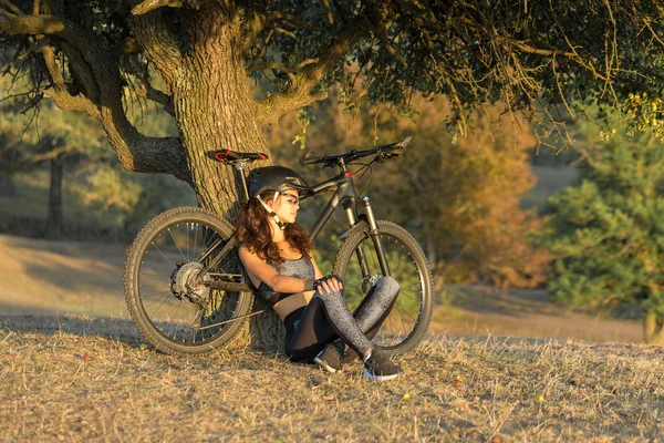 Девушка Горном Велосипеде Бездорожью Красивый Портрет Велосипедиста Закате Фитнес Девушка — стоковое фото