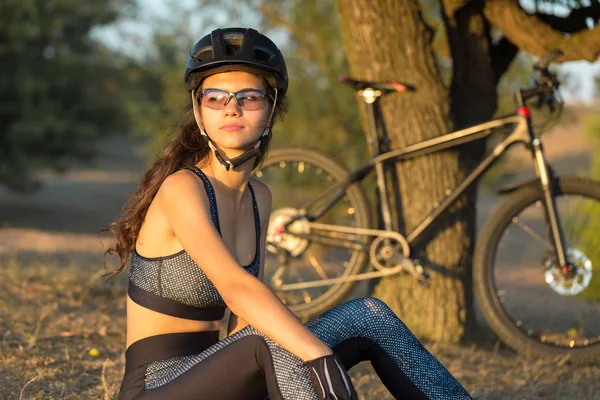 Offroad Bir Dağ Bisikleti Kız Gün Batımında Bir Bisikletçi Güzel — Stok fotoğraf