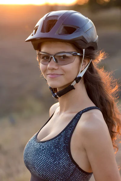 Menina Uma Bicicleta Montanha Offroad Belo Retrato Ciclista Pôr Sol — Fotografia de Stock