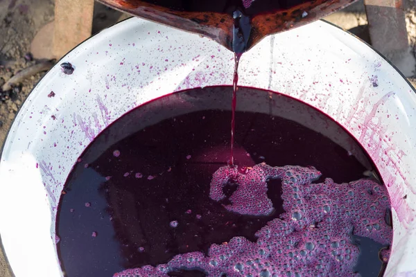 Cave Vin Avec Moût Rouge Vis Hélicoïdale Ancienne Technique Traditionnelle — Photo