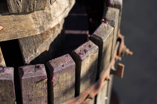 Torchio Con Mosto Rosso Vite Elicoidale Tradizionale Vecchia Tecnica Vinificazione — Foto Stock