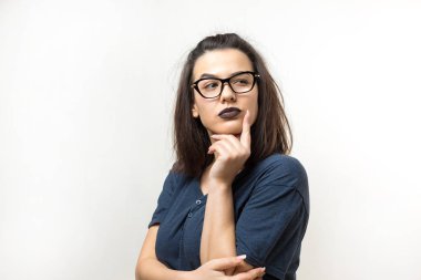 Gözlüklü ve ciddi yüzlü güzel bir kadının portresi.