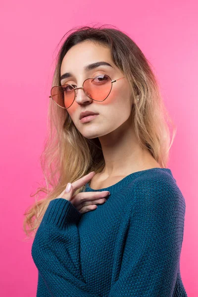 Hermosa Mujer Joven Vestido Rosa Sobre Fondo Púrpura — Foto de Stock