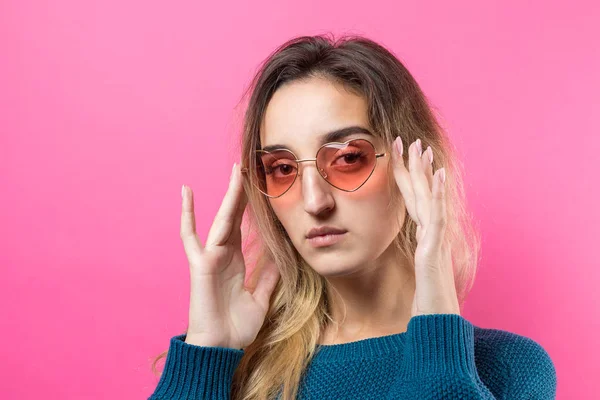 Bela Jovem Com Cabelos Longos Suéter Rosa Fundo Roxo — Fotografia de Stock