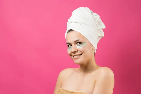 Retrato Beleza Mulher Toalha Branca Cabeça Aplica Creme Para Rosto — Fotografia de Stock