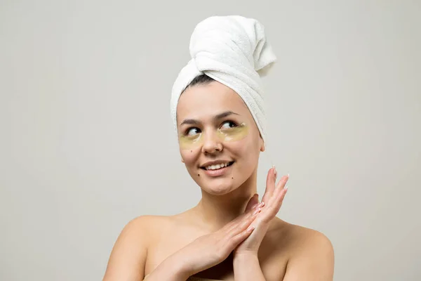 Potret Kecantikan Wanita Dengan Handuk Putih Kepala Menerapkan Krim Wajah — Stok Foto