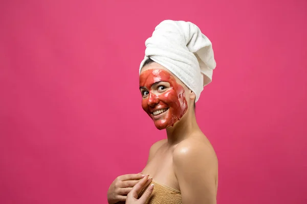 Retrato Beleza Mulher Toalha Branca Cabeça Aplica Creme Para Rosto — Fotografia de Stock
