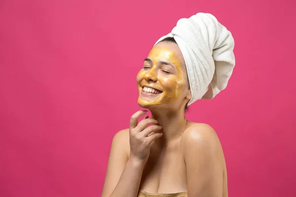 Retrato Beleza Mulher Toalha Branca Cabeça Aplica Creme Para Rosto — Fotografia de Stock