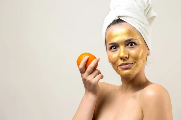Wanita Cantik Dengan Irisan Oranye Kepalanya Dan Melihat Kamera — Stok Foto