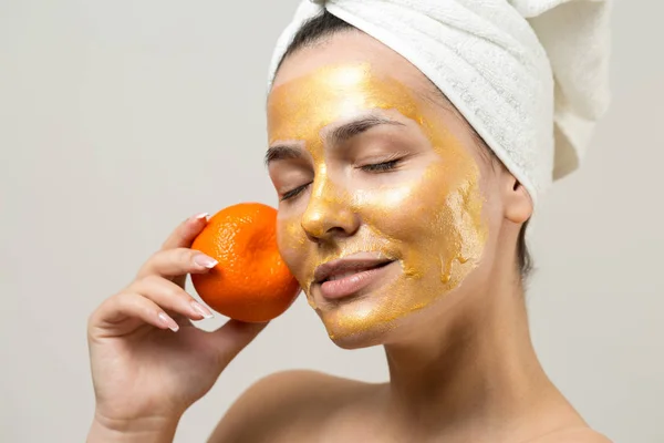 Schoonheidsportret Van Vrouw Witte Handdoek Hoofd Met Gouden Voedende Masker — Stockfoto