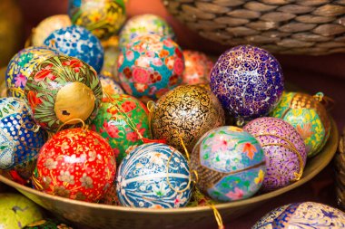 Sepette renkli paskalya yumurtaları