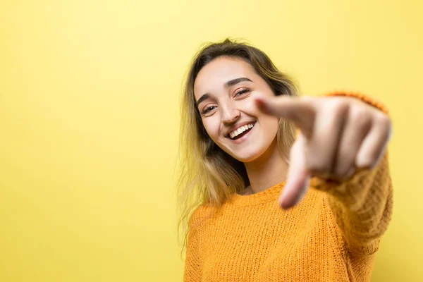 Felice Giovane Femmina Caucasica Maglione Arancione Che Punta Dita Lontano — Foto Stock