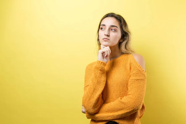 Retrato Uma Menina Bonita Uma Camisola Laranja Olha Para Lado — Fotografia de Stock