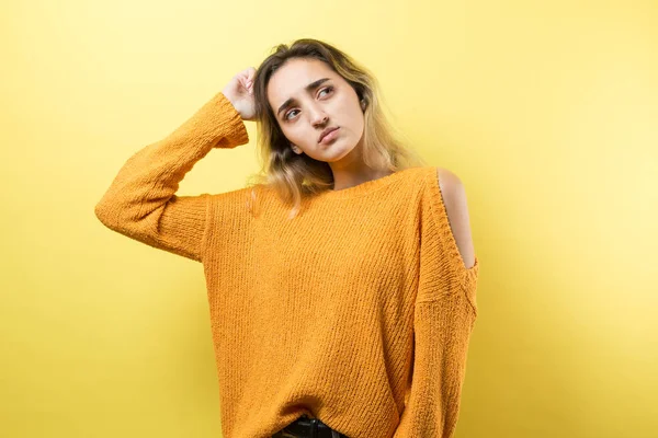Porträt Eines Schönen Mädchens Orangefarbenen Pullover Blickt Mit Nachdenklicher Miene — Stockfoto