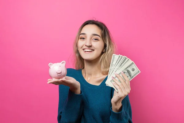 Chica Pone Alcancía Billetes Cien Dólares Jovencita Sobre Fondo Rosa — Foto de Stock