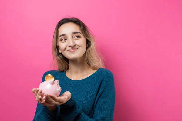 Dívka Vloží Prasátko Banka Fyzické Bitcoin Young Dívka Přes Růžové — Stock fotografie