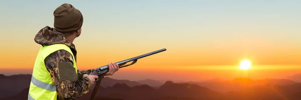 Caçador Camuflagem Uma Arma Nas Mãos Início Manhã Topo Uma — Fotografia de Stock