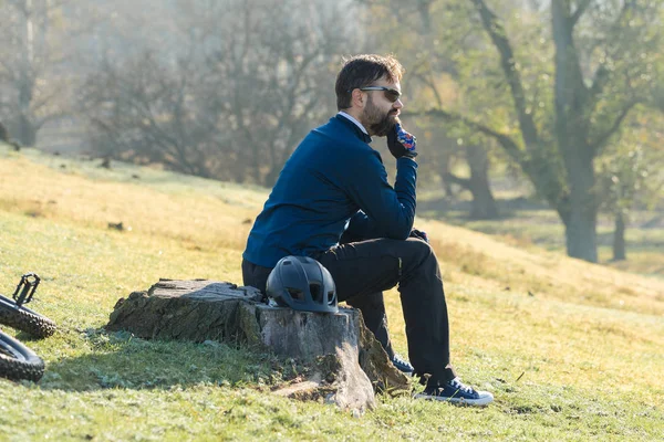 Radfahrer Hose Und Fleece Jacke Auf Einem Modernen Carbon Hardtail — Stockfoto