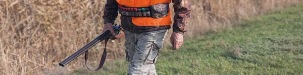 Bozkırda Arayan Şapkalı Silahlı Bir Avcı Avını Hedefler Metnin Için — Stok fotoğraf