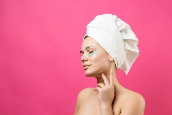 Jong Mooi Meisje Een Witte Handdoek Zijn Hoofd Draagt Collageen — Stockfoto