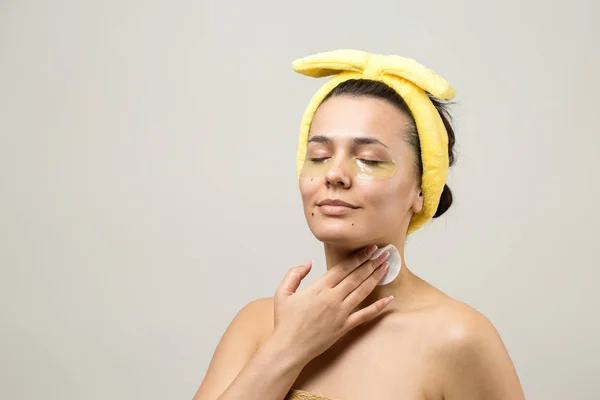 Jong Mooi Meisje Een Witte Handdoek Zijn Hoofd Draagt Collageen — Stockfoto