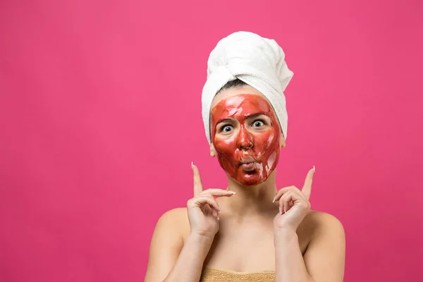 Retrato Beleza Mulher Toalha Branca Cabeça Com Máscara Nutritiva Dourada — Fotografia de Stock