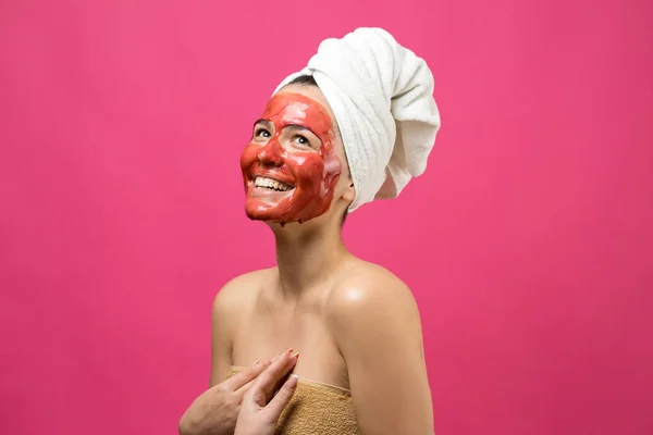 Retrato Beleza Mulher Toalha Branca Cabeça Com Máscara Nutritiva Dourada — Fotografia de Stock