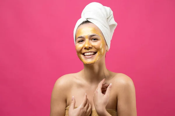 Skönhetsporträtt Kvinna Vit Handduk Huvudet Med Guld Närande Mask Ansiktet — Stockfoto
