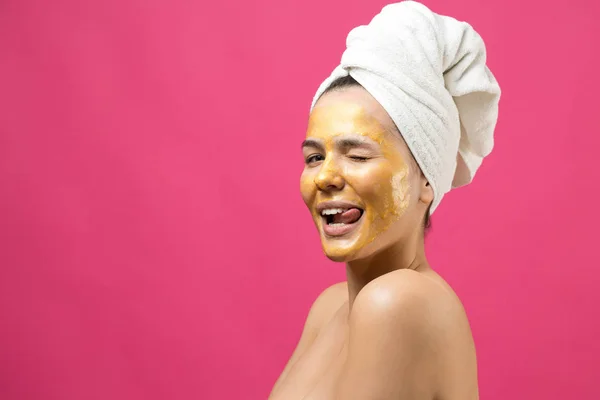 Retrato Beleza Mulher Toalha Branca Cabeça Com Máscara Nutritiva Dourada — Fotografia de Stock