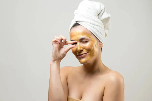 Schoonheidsportret Van Vrouw Witte Handdoek Hoofd Met Gouden Voedende Masker — Stockfoto