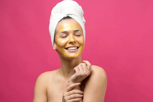 Schoonheidsportret Van Vrouw Witte Handdoek Hoofd Met Gouden Voedende Masker — Stockfoto